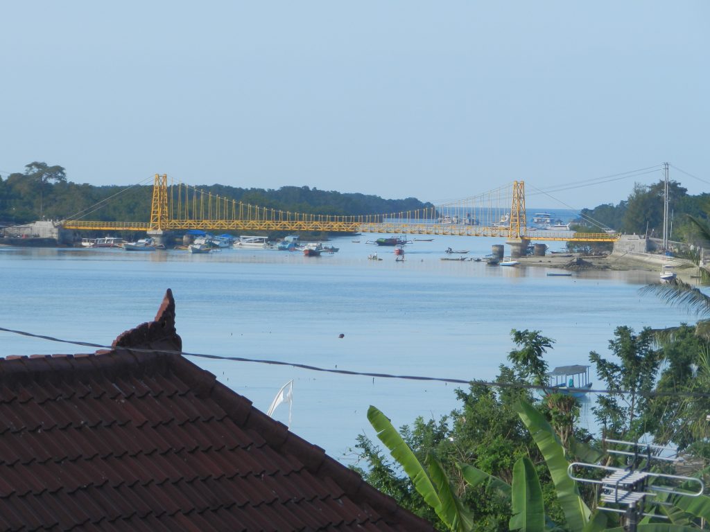 yellow bridge nusa ceningan