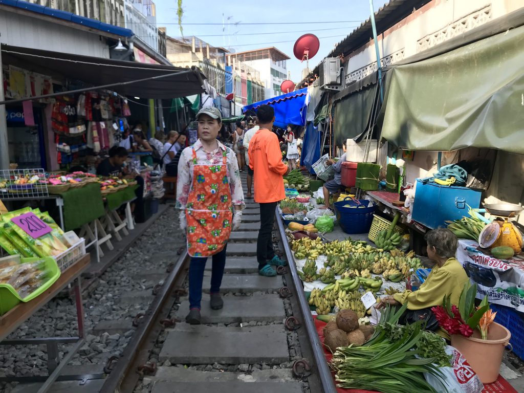 meaklong railway market