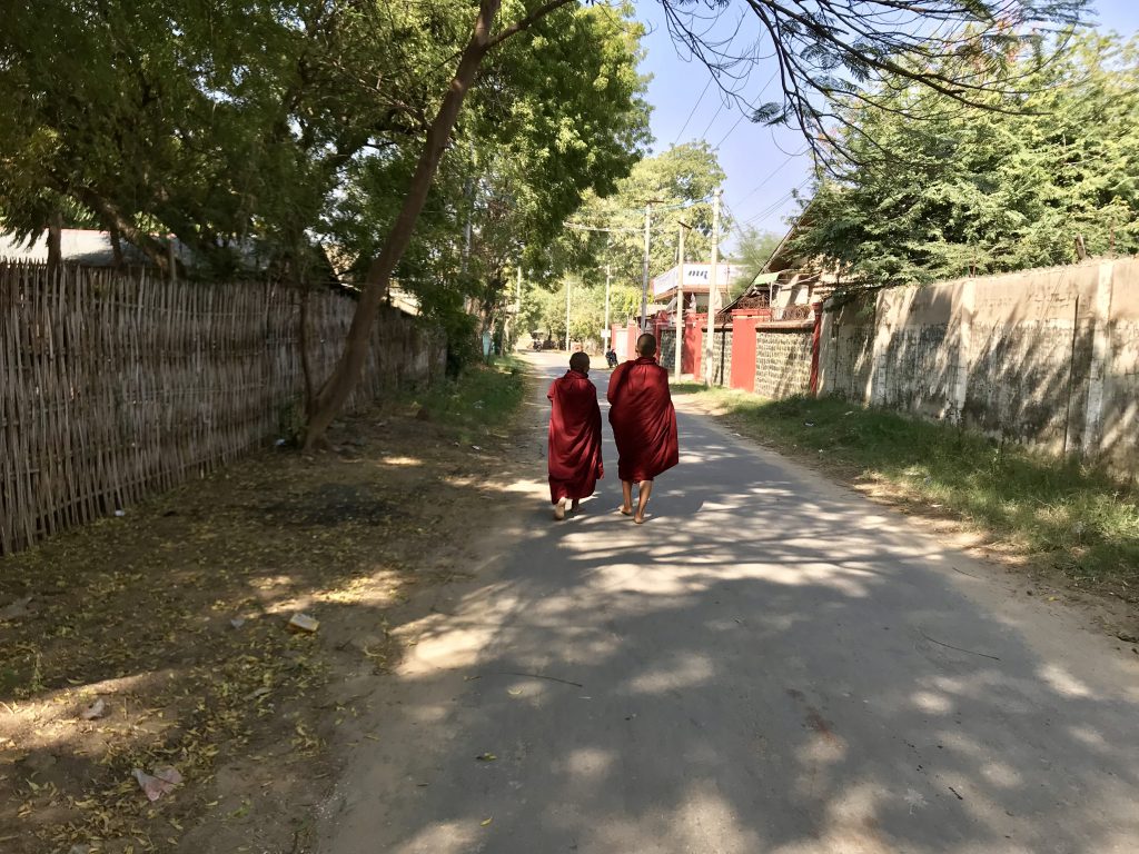 Monniken in Bagan