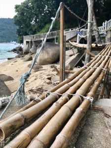 touwbrug strand zee perenthian eilanden