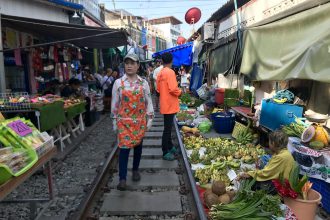 meaklong railway market
