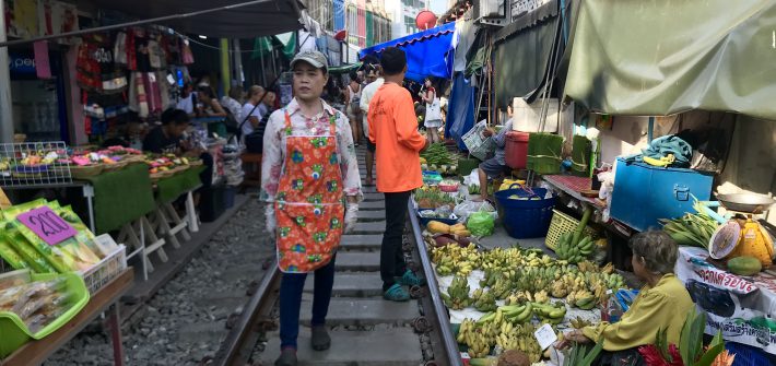 meaklong railway market