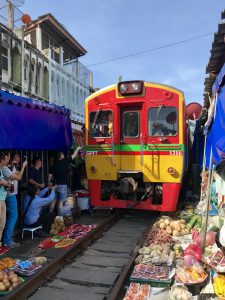 maeklong railway markey bangkok